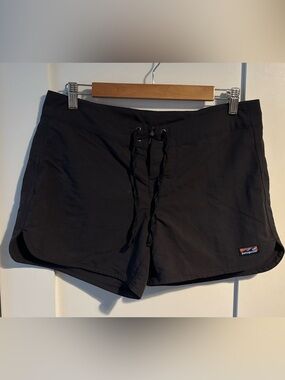 Patagonia women's size 10 Wavefarer Boardshorts